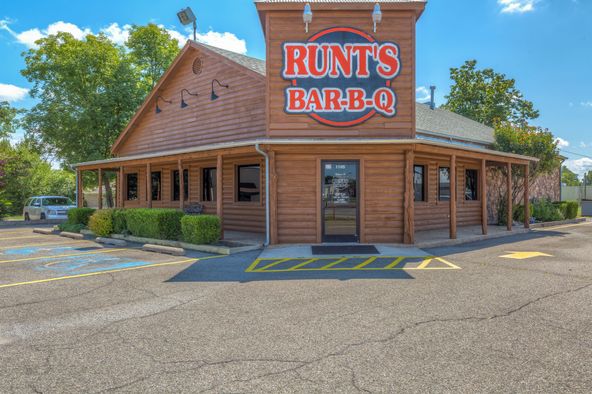 Runts BBQ: 1105 W Cherokee St, Wagoner, OK 74467